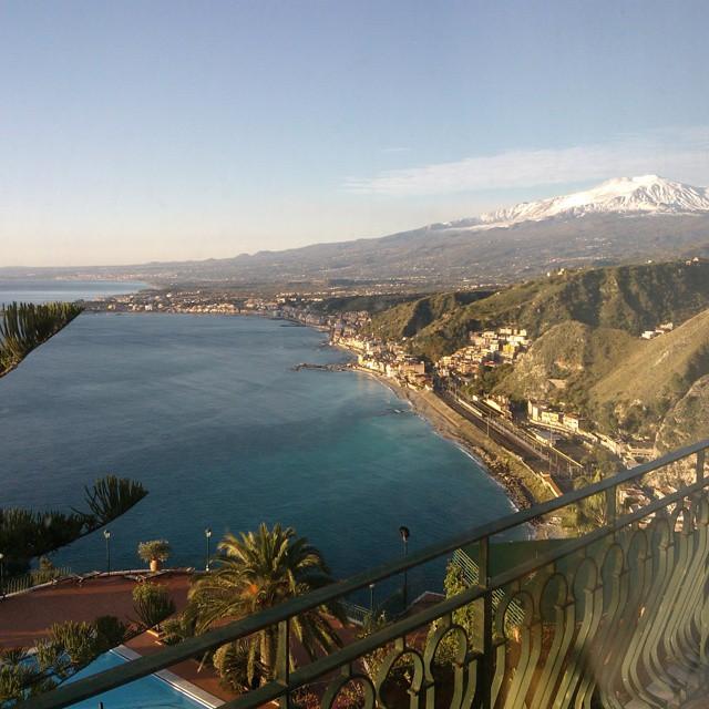 Taormina sospesa tra rocce e mare