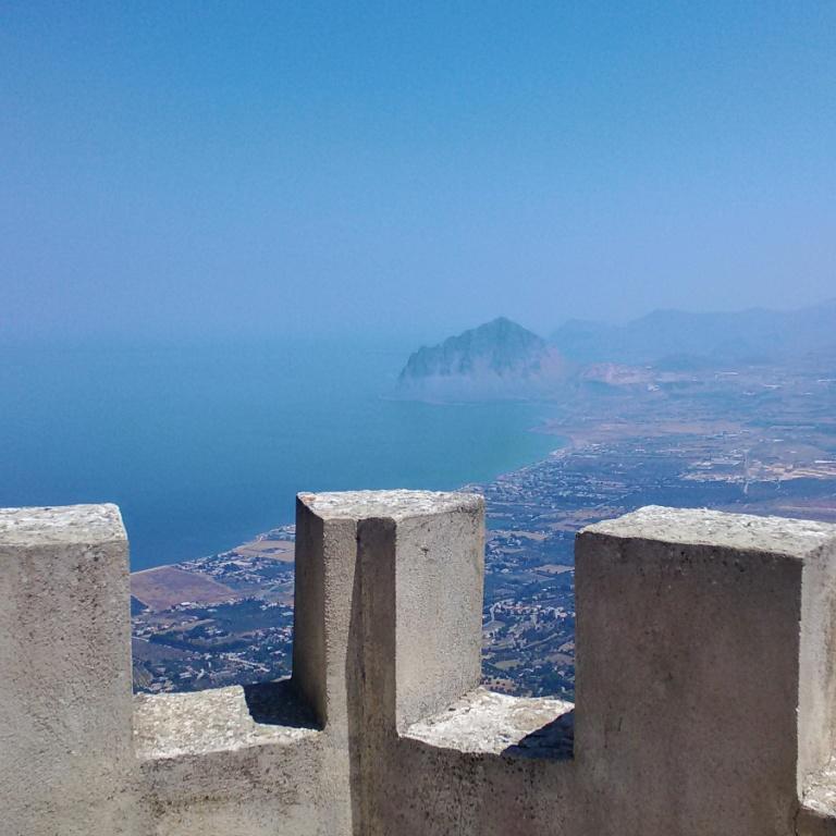 Erice sospesa tra le nuvole